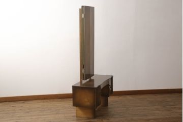ドレッサーを綺麗に再生!高品質リペアを施し、鏡を交換。開き戸右側にはトレーを製作。天板は塗装を剥離し、グラデーションカラーになるよう再塗装。