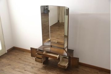 ドレッサーを綺麗に再生!高品質リペアを施し、鏡を交換。開き戸右側にはトレーを製作。天板は塗装を剥離し、グラデーションカラーになるよう再塗装。