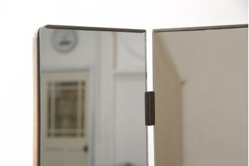ドレッサーを綺麗に再生!高品質リペアを施し、鏡を交換。開き戸右側にはトレーを製作。天板は塗装を剥離し、グラデーションカラーになるよう再塗装。