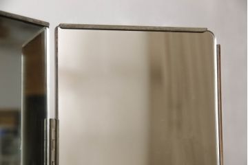 ドレッサーを綺麗に再生!高品質リペアを施し、鏡を交換。開き戸右側にはトレーを製作。天板は塗装を剥離し、グラデーションカラーになるよう再塗装。