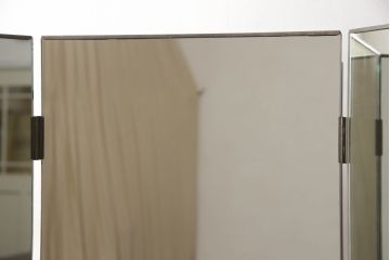 ドレッサーを綺麗に再生!高品質リペアを施し、鏡を交換。開き戸右側にはトレーを製作。天板は塗装を剥離し、グラデーションカラーになるよう再塗装。
