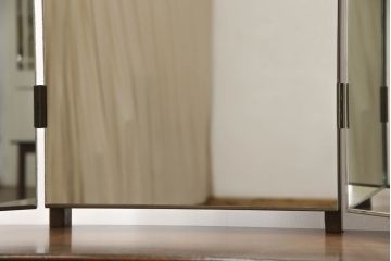 ドレッサーを綺麗に再生!高品質リペアを施し、鏡を交換。開き戸右側にはトレーを製作。天板は塗装を剥離し、グラデーションカラーになるよう再塗装。