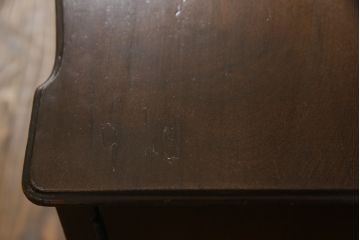 ドレッサーを綺麗に再生!高品質リペアを施し、鏡を交換。開き戸右側にはトレーを製作。天板は塗装を剥離し、グラデーションカラーになるよう再塗装。