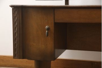 ドレッサーを綺麗に再生!高品質リペアを施し、鏡を交換。開き戸右側にはトレーを製作。天板は塗装を剥離し、グラデーションカラーになるよう再塗装。