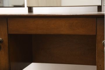 ドレッサーを綺麗に再生!高品質リペアを施し、鏡を交換。開き戸右側にはトレーを製作。天板は塗装を剥離し、グラデーションカラーになるよう再塗装。