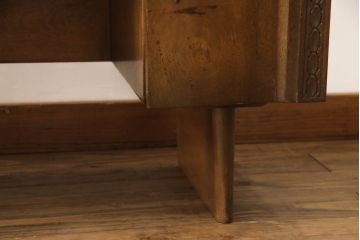 ドレッサーを綺麗に再生!高品質リペアを施し、鏡を交換。開き戸右側にはトレーを製作。天板は塗装を剥離し、グラデーションカラーになるよう再塗装。