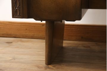 ドレッサーを綺麗に再生!高品質リペアを施し、鏡を交換。開き戸右側にはトレーを製作。天板は塗装を剥離し、グラデーションカラーになるよう再塗装。