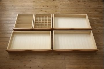 整理箪笥を上下に分けて2つの箪笥にリメイク!上段には台輪を取り付け。下段は同デザインの別の箪笥の天板を移設。