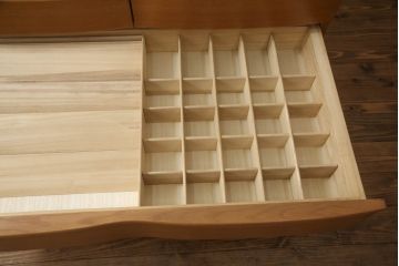整理箪笥を上下に分けて2つの箪笥にリメイク!上段には台輪を取り付け。下段は同デザインの別の箪笥の天板を移設。