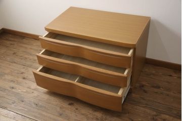 整理箪笥を上下に分けて2つの箪笥にリメイク!上段には台輪を取り付け。下段は同デザインの別の箪笥の天板を移設。