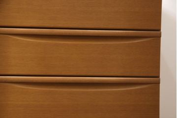 整理箪笥を上下に分けて2つの箪笥にリメイク!上段には台輪を取り付け。下段は同デザインの別の箪笥の天板を移設。
