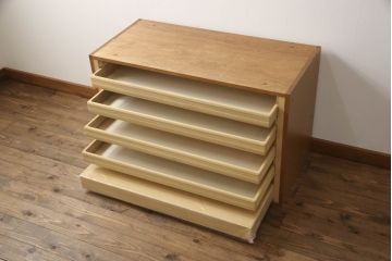 和箪笥の上段を衣装棚にリメイク!扉と天板を取り外し、衣装盆が前に出るよう側面奥行きをカット。