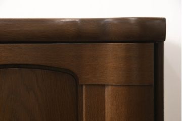 ワードローブをサイドボードにリメイク!高さと奥行きを小さくリサイズし、内部構造、扉の収納、鏡は撤去。棚板を新たに制作し、脚を取り付け。ワントーン落ち着いた色に着色仕上げ。