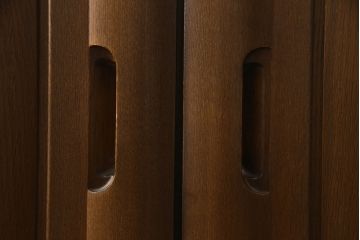 ワードローブをサイドボードにリメイク!高さと奥行きを小さくリサイズし、内部構造、扉の収納、鏡は撤去。棚板を新たに制作し、脚を取り付け。ワントーン落ち着いた色に着色仕上げ。