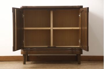 ワードローブをテレビ台にリメイク!高さと奥行きを小さくリサイズし、棚板を新たに制作。脚を取り付け、ワントーン落ち着いた色に着色仕上げ。
