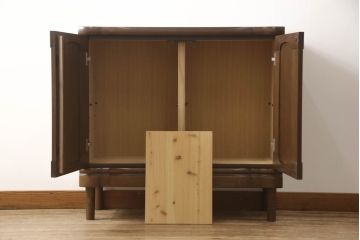 ワードローブをテレビ台にリメイク!高さと奥行きを小さくリサイズし、棚板を新たに制作。脚を取り付け、ワントーン落ち着いた色に着色仕上げ。