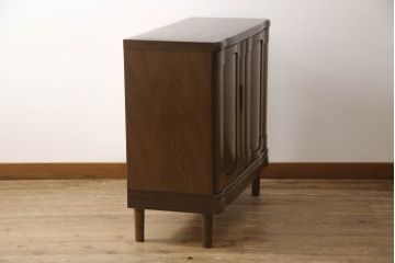 ワードローブをテレビ台にリメイク!高さと奥行きを小さくリサイズし、棚板を新たに制作。脚を取り付け、ワントーン落ち着いた色に着色仕上げ。