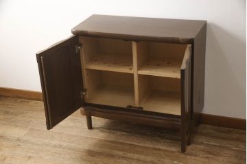 ワードローブをテレビ台にリメイク!高さと奥行きを小さくリサイズし、棚板を新たに制作。脚を取り付け、ワントーン落ち着いた色に着色仕上げ。