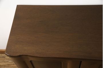 ワードローブをテレビ台にリメイク!高さと奥行きを小さくリサイズし、棚板を新たに制作。脚を取り付け、ワントーン落ち着いた色に着色仕上げ。