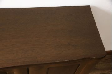 ワードローブをテレビ台にリメイク!高さと奥行きを小さくリサイズし、棚板を新たに制作。脚を取り付け、ワントーン落ち着いた色に着色仕上げ。