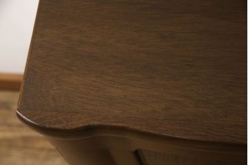 ワードローブをテレビ台にリメイク!高さと奥行きを小さくリサイズし、棚板を新たに制作。脚を取り付け、ワントーン落ち着いた色に着色仕上げ。