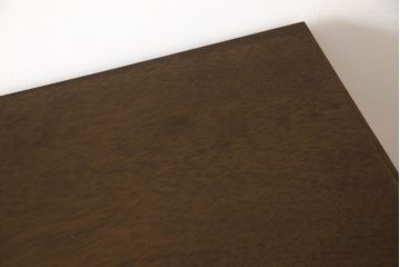 ワードローブをテレビ台にリメイク!高さと奥行きを小さくリサイズし、棚板を新たに制作。脚を取り付け、ワントーン落ち着いた色に着色仕上げ。