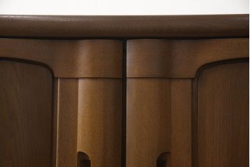 ワードローブをテレビ台にリメイク!高さと奥行きを小さくリサイズし、棚板を新たに制作。脚を取り付け、ワントーン落ち着いた色に着色仕上げ。