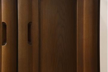 ワードローブをテレビ台にリメイク!高さと奥行きを小さくリサイズし、棚板を新たに制作。脚を取り付け、ワントーン落ち着いた色に着色仕上げ。