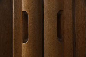 ワードローブをテレビ台にリメイク!高さと奥行きを小さくリサイズし、棚板を新たに制作。脚を取り付け、ワントーン落ち着いた色に着色仕上げ。