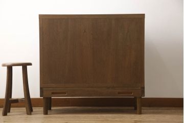 ワードローブをテレビ台にリメイク!高さと奥行きを小さくリサイズし、棚板を新たに制作。脚を取り付け、ワントーン落ち着いた色に着色仕上げ。