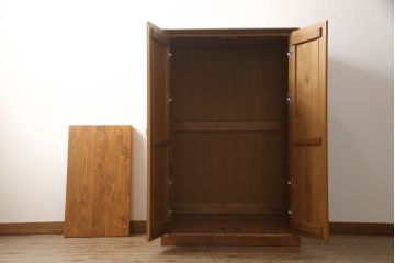 ワードローブを収納棚とテレビ台にリメイク!上部は横幅もリサイズし、底面と台輪を取り付け。可動式の棚を製作して収納棚に。下部は高さをカットし、天板と棚板を製作してオープンタイプのテレビ台に。