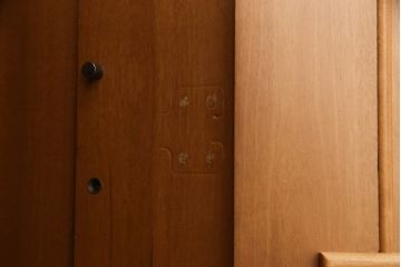 ワードローブを収納棚とテレビ台にリメイク!上部は横幅もリサイズし、底面と台輪を取り付け。可動式の棚を製作して収納棚に。下部は高さをカットし、天板と棚板を製作してオープンタイプのテレビ台に。