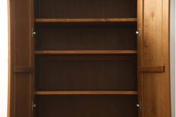 ワードローブを収納棚とテレビ台にリメイク!上部は横幅もリサイズし、底面と台輪を取り付け。可動式の棚を製作して収納棚に。下部は高さをカットし、天板と棚板を製作してオープンタイプのテレビ台に。