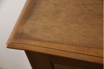 ワードローブを収納棚とテレビ台にリメイク!上部は横幅もリサイズし、底面と台輪を取り付け。可動式の棚を製作して収納棚に。下部は高さをカットし、天板と棚板を製作してオープンタイプのテレビ台に。