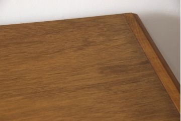 ワードローブを収納棚とテレビ台にリメイク!上部は横幅もリサイズし、底面と台輪を取り付け。可動式の棚を製作して収納棚に。下部は高さをカットし、天板と棚板を製作してオープンタイプのテレビ台に。