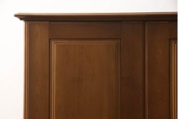ワードローブを収納棚とテレビ台にリメイク!上部は横幅もリサイズし、底面と台輪を取り付け。可動式の棚を製作して収納棚に。下部は高さをカットし、天板と棚板を製作してオープンタイプのテレビ台に。