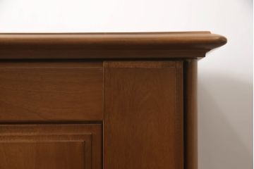 ワードローブを収納棚とテレビ台にリメイク!上部は横幅もリサイズし、底面と台輪を取り付け。可動式の棚を製作して収納棚に。下部は高さをカットし、天板と棚板を製作してオープンタイプのテレビ台に。