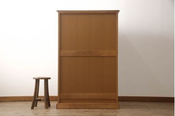 ワードローブを収納棚とテレビ台にリメイク!上部は横幅もリサイズし、底面と台輪を取り付け。可動式の棚を製作して収納棚に。下部は高さをカットし、天板と棚板を製作してオープンタイプのテレビ台に。
