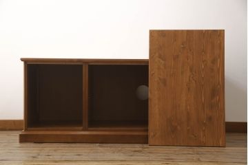 ワードローブを収納棚とテレビ台にリメイク!上部は横幅もリサイズし、底面と台輪を取り付け。可動式の棚を製作して収納棚に。下部は高さをカットし、天板と棚板を製作してオープンタイプのテレビ台に。