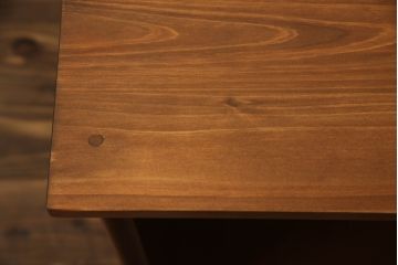 ワードローブを収納棚とテレビ台にリメイク!上部は横幅もリサイズし、底面と台輪を取り付け。可動式の棚を製作して収納棚に。下部は高さをカットし、天板と棚板を製作してオープンタイプのテレビ台に。