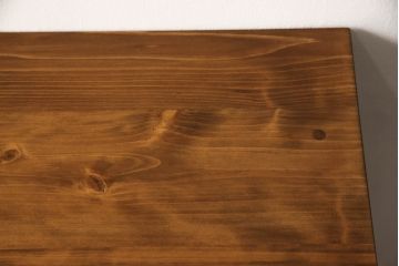 ワードローブを収納棚とテレビ台にリメイク!上部は横幅もリサイズし、底面と台輪を取り付け。可動式の棚を製作して収納棚に。下部は高さをカットし、天板と棚板を製作してオープンタイプのテレビ台に。