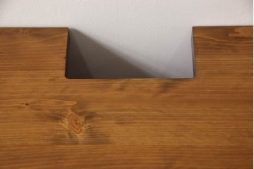 ワードローブを収納棚とテレビ台にリメイク!上部は横幅もリサイズし、底面と台輪を取り付け。可動式の棚を製作して収納棚に。下部は高さをカットし、天板と棚板を製作してオープンタイプのテレビ台に。
