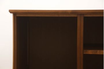 ワードローブを収納棚とテレビ台にリメイク!上部は横幅もリサイズし、底面と台輪を取り付け。可動式の棚を製作して収納棚に。下部は高さをカットし、天板と棚板を製作してオープンタイプのテレビ台に。