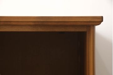ワードローブを収納棚とテレビ台にリメイク!上部は横幅もリサイズし、底面と台輪を取り付け。可動式の棚を製作して収納棚に。下部は高さをカットし、天板と棚板を製作してオープンタイプのテレビ台に。