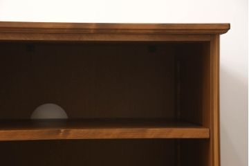 ワードローブを収納棚とテレビ台にリメイク!上部は横幅もリサイズし、底面と台輪を取り付け。可動式の棚を製作して収納棚に。下部は高さをカットし、天板と棚板を製作してオープンタイプのテレビ台に。