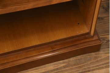 ワードローブを収納棚とテレビ台にリメイク!上部は横幅もリサイズし、底面と台輪を取り付け。可動式の棚を製作して収納棚に。下部は高さをカットし、天板と棚板を製作してオープンタイプのテレビ台に。