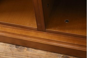 ワードローブを収納棚とテレビ台にリメイク!上部は横幅もリサイズし、底面と台輪を取り付け。可動式の棚を製作して収納棚に。下部は高さをカットし、天板と棚板を製作してオープンタイプのテレビ台に。