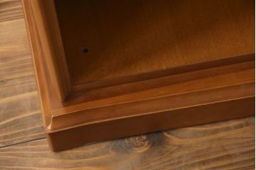 ワードローブを収納棚とテレビ台にリメイク!上部は横幅もリサイズし、底面と台輪を取り付け。可動式の棚を製作して収納棚に。下部は高さをカットし、天板と棚板を製作してオープンタイプのテレビ台に。