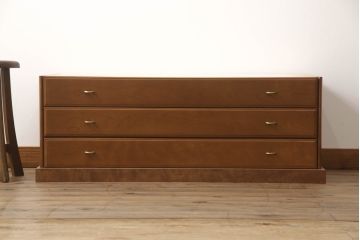 ハイチェストをローボードとチェストにリメイク!上から3段は天板を取り外し台輪を付けてローボードに。下段は上段の天板を移設しチェストに。