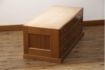 ハイチェストをローボードとチェストにリメイク!上から3段は天板を取り外し台輪を付けてローボードに。下段は上段の天板を移設しチェストに。